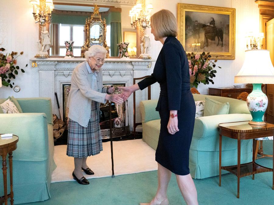 La regina Elisabetta accoglie Liz Truss durante un’udienza in cui ha invitato il neoeletto leader del partito conservatore a diventare primo ministro e formare un nuovo governo, al castello di Balmoral, in Scozia. Jane Barlow/Pool via REUTERS