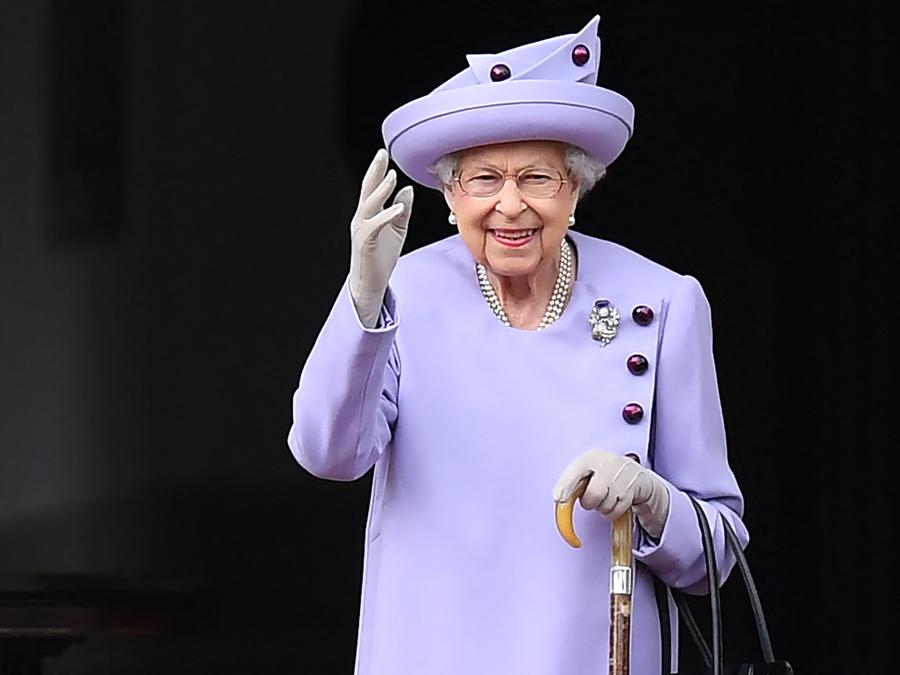 In questo file foto scattata il 28 giugno 2022 la Regina Elisabetta II partecipa a una parata di fedeltà delle forze armate al Palazzo di Holyroodhouse a Edimburgo, in Scozia. (Photo by ANDY BUCHANAN / AFP)