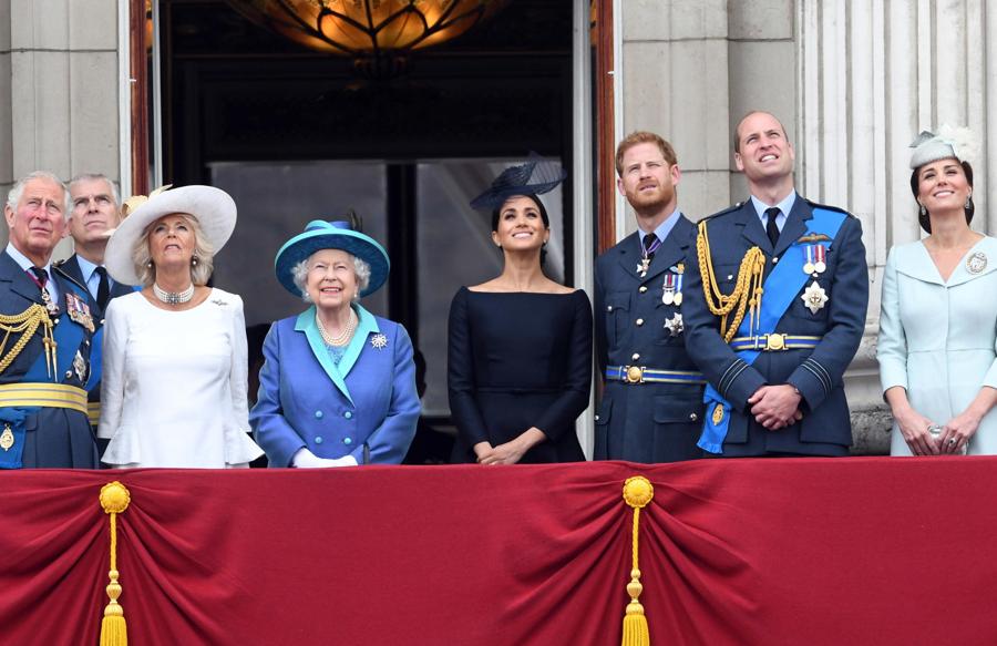 Il principe Carlo; il principe Andrea; Camilla; la regina Elisabetta II, Meghan; il principe Harry; Il principe William e Catherine sul balcone di Buckingham Palace durante le celebrazioni della parata della RAF100 a Londra, Gran Bretagna, il 10 luglio 2018. EPA