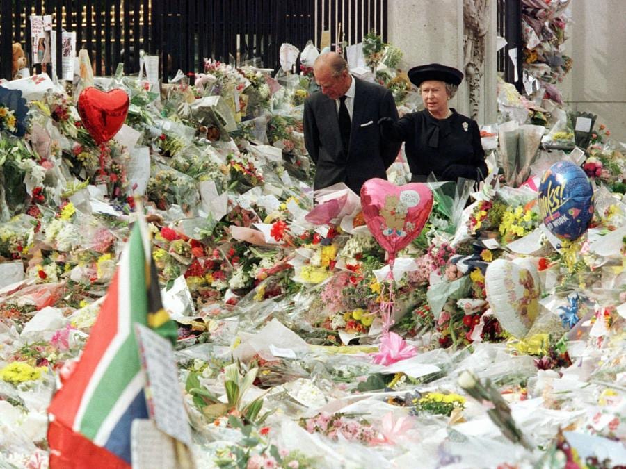 La regina Elisabetta II e il principe Filippo della Gran Bretagna osservano i tributi floreali a Diana, principessa del Galles, a Buckingham Palace a Londra, venerdì 5 settembre 1997. (Pool Photo via AP, File)