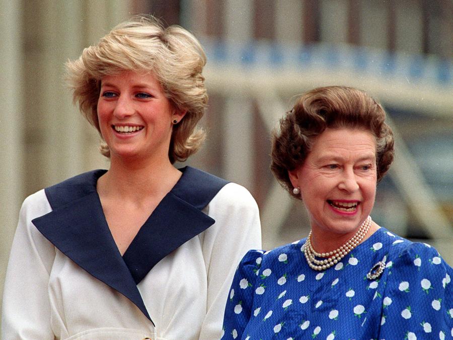 Diana, Principessa del Galles, a sinistra, e la Regina Elisabetta II della Gran Bretagna sorridono ai sostenitori fuori Clarence House a Londra il 4 agosto 1987. (AP Photo/Martin Cleaver, File)