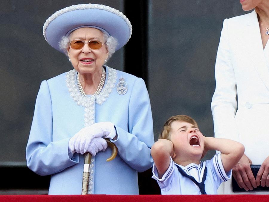 La regina Elisabetta e il principe Louis appaiono sul balcone di Buckingham Palace come parte della sfilata Trooping the Colour durante le celebrazioni del Queen’s Platinum Jubilee a Londra, Gran Bretagna, 2 giugno 2022. REUTERS/Hannah McKay/File Photo