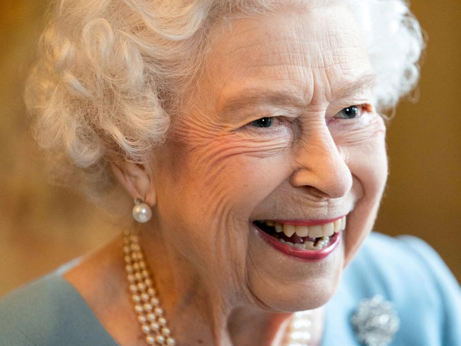La regina Elisabetta  mentre partecipa a un ricevimento nella sala da ballo di Sandringham House, che è la residenza della regina a Norfolk, con i rappresentanti dei gruppi della comunità locale per celebrare l’inizio del Giubileo di platino, a Sandringham, in Gran Bretagna, il 5 febbraio 2022. Joe Giddens/ Pool via REUTERS/File Photo