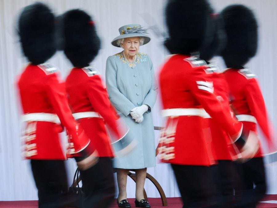 La regina Elisabetta della Gran Bretagna partecipa a una cerimonia per il suo compleanno ufficiale nel Quadrilatero del Castello di Windsor a Windsor, in Gran Bretagna, il 12 giugno 2021. Chris Jackson/Pool via REUTERS/File Photo