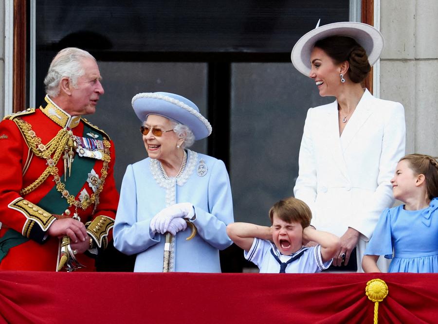 La regina Elisabetta, il principe Carlo e Caterina, duchessa di Cambridge, insieme alla principessa Charlotte e al principe Louis appaiono sul balcone di Buckingham Palace come parte della sfilata Trooping the Colour durante le celebrazioni del Queen’s Platinum Jubilee a Londra, Gran Bretagna, il 2 giugno , 2022. REUTERS/Hannah McKay/File Photo