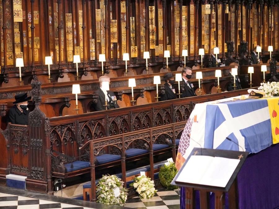 a regina Elisabetta II  guarda la bara di suo marito, il principe Filippo, morto all’età di 99 anni, durante il suo servizio funebre alla St George’s Chapel, a Windsor, in Gran Bretagna, il 17 aprile 2021. Jonathan Brady/Pool via REUTERS/File Photo