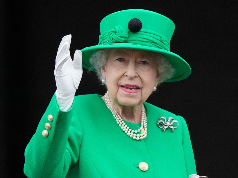 In questa foto scattata il 5 giugno 2022 la Regina Elisabetta II britannica saluta la folla dal balcone di Buckingham Palace alla fine del Platinum Pageant a Londra come parte delle celebrazioni del giubileo di platino della Regina Elisabetta II. (Photo by Frank Augstein / POOL / AFP)