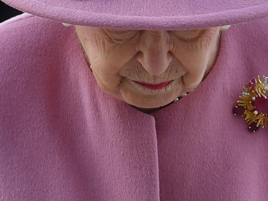In questa foto scattata il 15 ottobre 2020 la Regina Elisabetta II visita il Defense Science and Technology Laboratory (Dstl) al parco scientifico di Porton Down vicino a Salisbury, nell’Inghilterra meridionale. (Photo by Ben STANSALL / POOL / AFP)