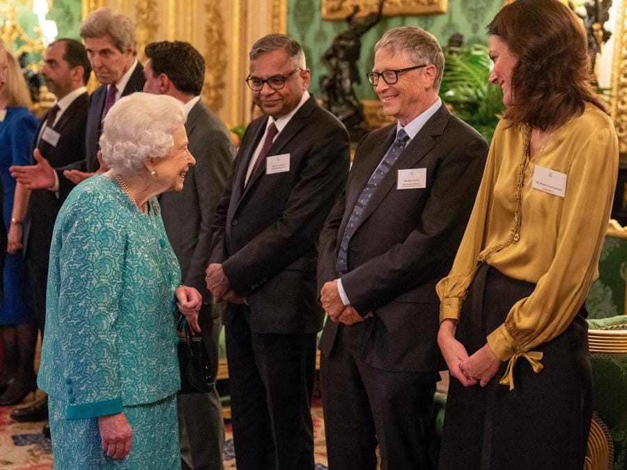 La Regina Elisabetta II saluta gli ospiti, tra cui il fondatore di Microsoft, diventato filantropo Bill Gates, durante un ricevimento in occasione del Global Investment Summit, al Castello di Windsor a Windsor, a ovest di Londra, il 19 ottobre 2021. (Photo by Arthur Edwards / POOL / AFP)