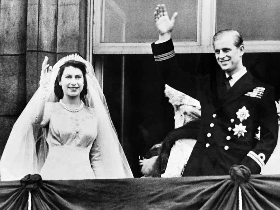 La regina Elisabetta II e il principe Filippo, duca di Edimburgo al  loro matrimonio, il 20 novembre 1947, a Londra. (Photo by AFP)