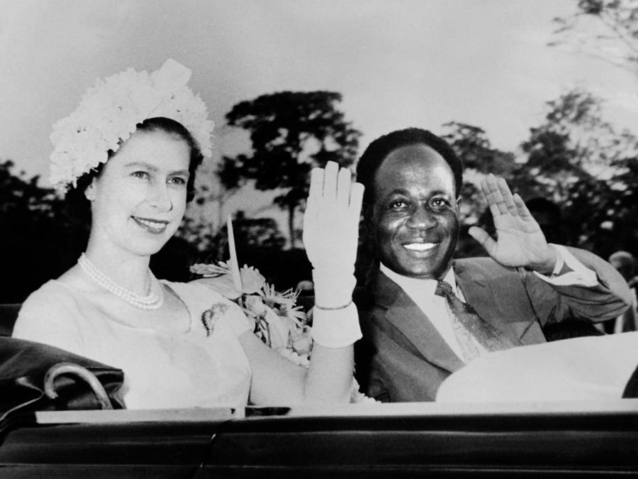 La regina Elisabetta II e il presidente del Ghana Kwame Nkrumah salutano la folla durante una visita di stato in Ghana nel novembre 1961. (Photo by AFP)
