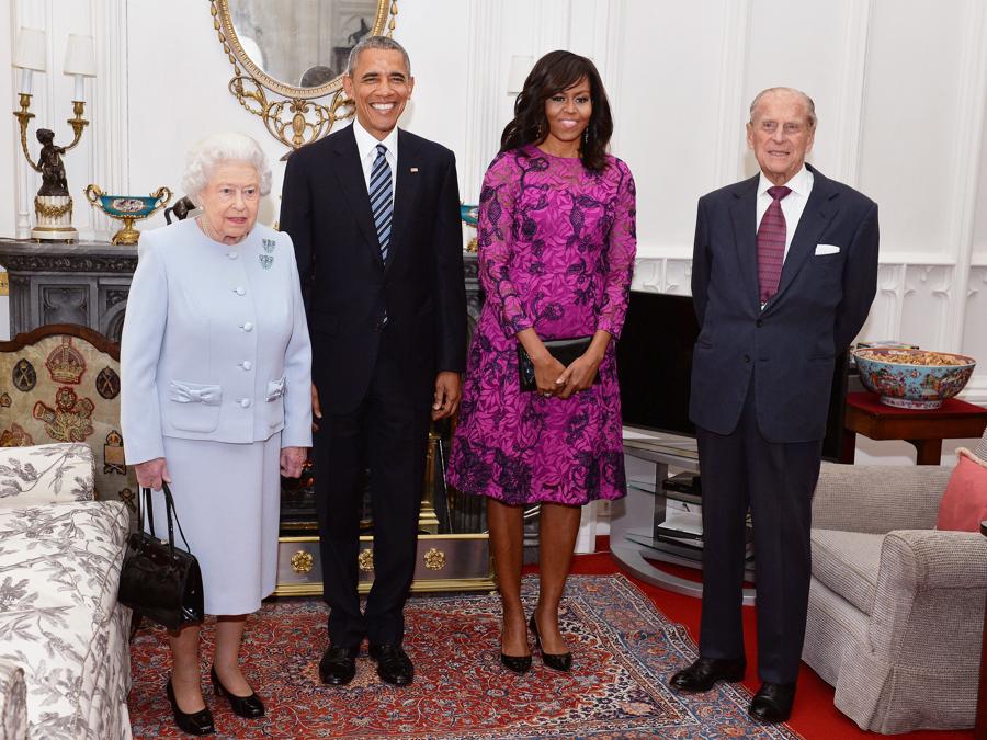 La Regina Elisabetta II , il presidente degli Stati Uniti Barack Obama, la First Lady Michelle Obama e il principe Filippo, duca di Edimburgo, posano per una fotografia nella Oak Room prima di un pranzo privato al Castello di Windsor a Windsor, nell’Inghilterra meridionale, il 22 aprile  2016. (Photo by John Stillwell / POOL / AFP)