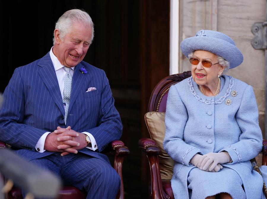 Carlo e la regina Elisabetta II partecipano alla Queen’s Body Guard per la Scozia (nota anche come Royal Company of Archers) Reddendo Parade nei giardini del palazzo di Holyroodhouse a Edimburgo il 30 giugno 2022. (Photo by Jane Barlow / POOL / AFP)