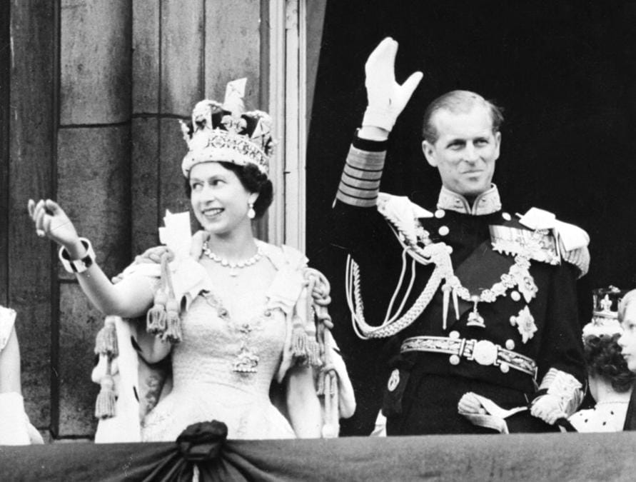 La regina Elisabetta II , accompagnata dal principe Filippo, duca di Edimburgo, saluta la folla il 2 giugno 1953 dopo essere stata incoronata all’Abbazia di Westminter a Londra. Elisabetta sposò il Duca di Edimburgo il 20 novembre 1947 e fu proclamata Regina nel 1952 all’età di 25 anni. La sua incoronazione fu il primo evento televisivo mondiale. (Photo by INTERCONTINENTALE / AFP)