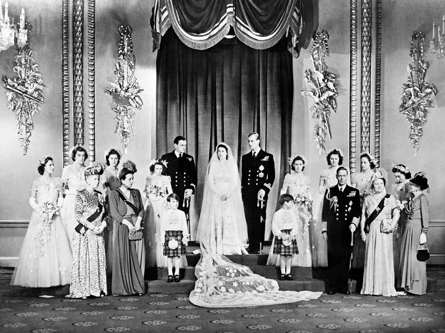 I membri della famiglia reale britannica e gli ospiti posano attorno alla principessa Elisabetta . 20 novembre 1947. (Photo by AFP)