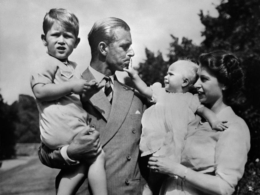 La coppia reale britannica, la regina Elisabetta II  e suo marito il principe Filippo, duca di Edimburgo, con i loro due figli, Carlo, principe di Galles (s) e la principessa Anna (d). (Photo by AFP)