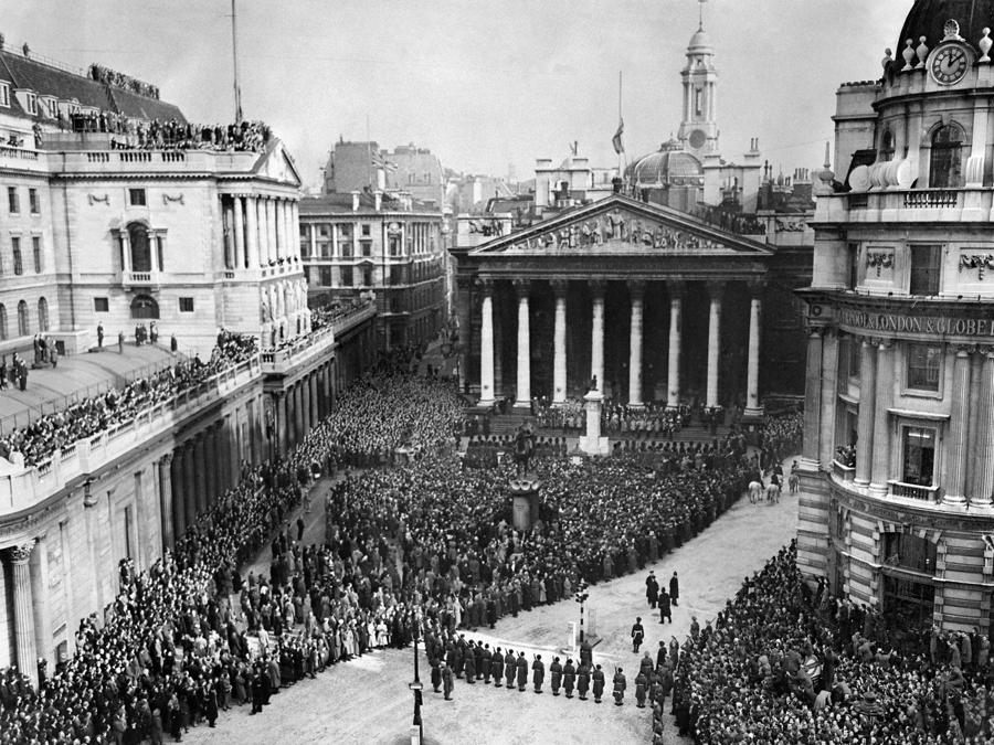 Veduta generale della cerimonia di proclamazione dell’ascesa al trono della regina Elisabetta II, l’8 febbraio 1952 a Londra. (Photo by INTERCONTINENTALE / AFP)