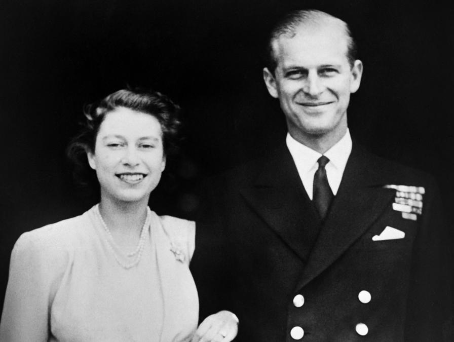 La principessa Elisabetta e il principe Filippo di Grecia posano il giorno del loro fidanzamento, nel luglio 1947, fuori da Buckingham Palace a Londra. (Photo by AFP)