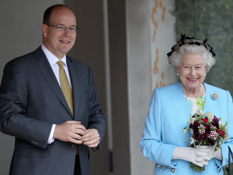 La Regina Elisabetta II  e il Principe Alberto II di Monaco a Londra il 23 maggio 2011. AFP PHOTO / POOL / CHRIS JACKSON (Photo by Chris Jackson / POOL / AFP)