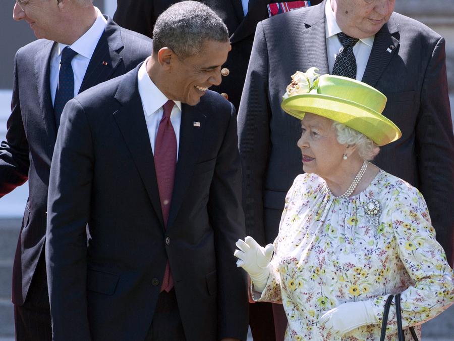 La regina Elisabetta II parla con il presidente degli Stati Uniti Barack Obama durante una foto di gruppo dei leader mondiali che partecipano alle cerimonie del 70° anniversario del D-Day a Chateau de Benouville a Benouville, Francia, 6 giugno 2014. AFP PHOTO / Saul LOEB (Photo by SAUL LOEB / AFP)