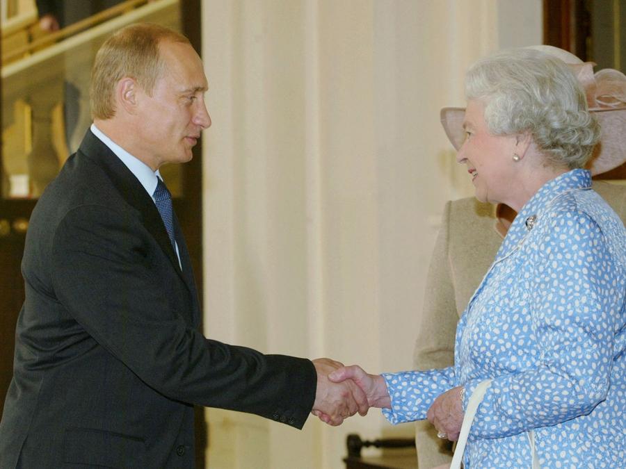La regina Elisabetta II stringe la mano al presidente russo Vladimir Putin saluta lui e sua moglie Lyudmila a Buckingham Palace a Londra il 27 giugno 2003. (Photo by IVAN SEKRETAREV / POOL / AFP)