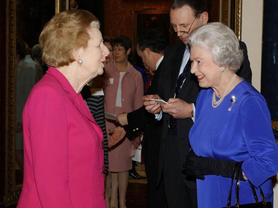 La regina Elisabetta II (a destra) della Gran Bretagna parla con l’ex primo ministro, la baronessa Margaret Thatcher, in un ricevimento tenuto a Buckingham Palace l’11 marzo 2004. /WPA POOL (Photo by FIONA HANSON / POOL / AFP)