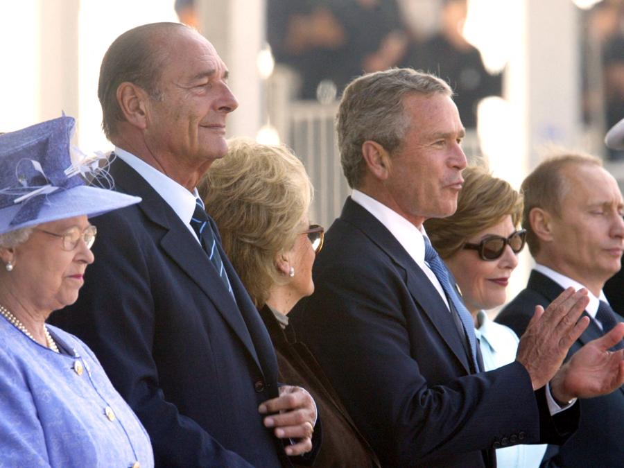 La regina Elisabetta II, il presidente francese Jacques Chirac, sua moglie Bernadette, il presidente statunitense George W Bush, sua moglie Laura e il presidente russo Vladimir Putin,  06 giugno 2004 . (Photo by PATRICK KOVARIK / AFP)