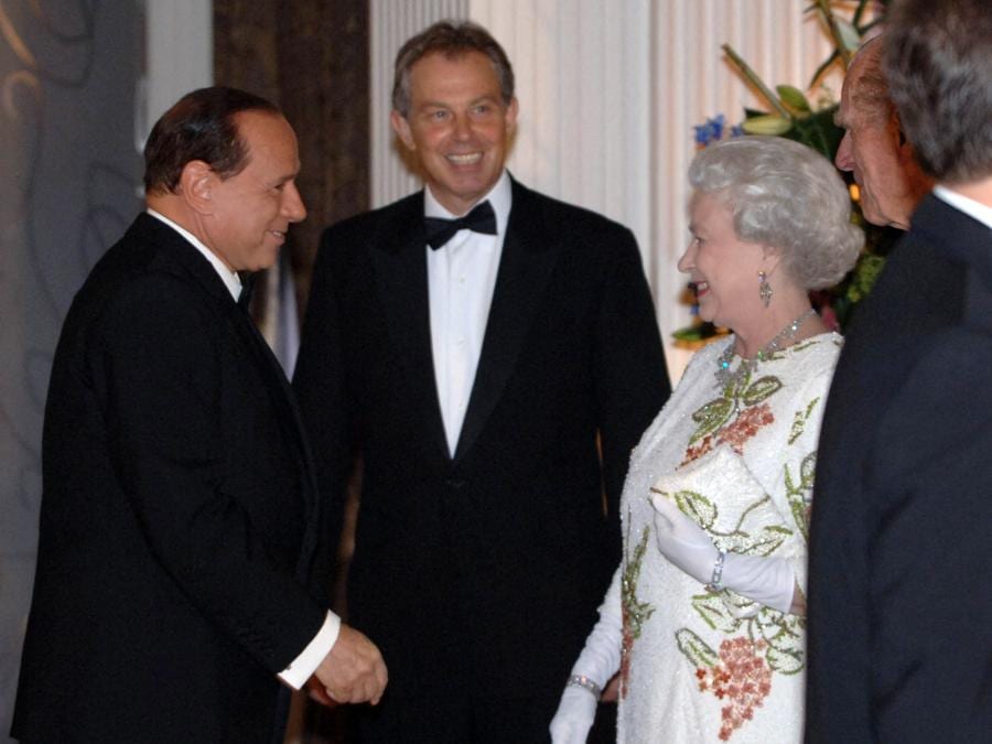 La regina Elisabetta II  accoglie  Silvio Berlusconi. AFP  (Photo by RICHARD LEWIS / GOVERNMENT HANDOUT / AFP)