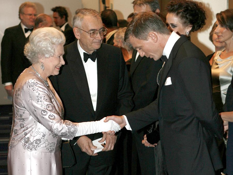 La regina Elisabetta incontra l’attore Daniel Craig, 14 novembre 2006. AFP PHOTO/POOL/Stephen Hird (Photo by STEPHEN HIRD / POOL / AFP)