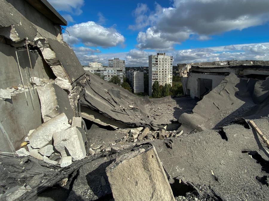 Un edificio residenziale danneggiato da un attacco missilistico russo, a Kharkiv. (REUTERS/Vitalii Hnidyi)