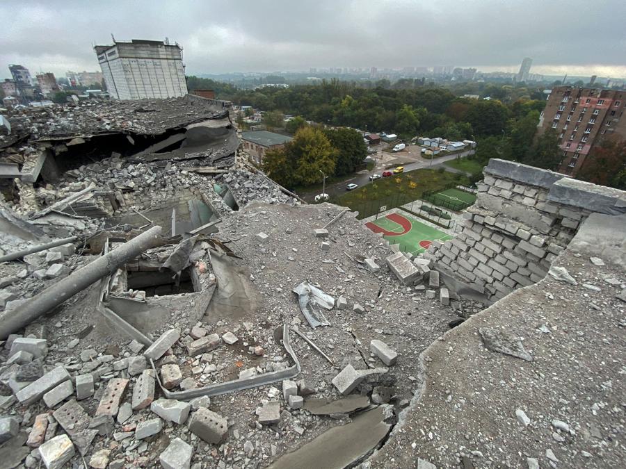 Un edificio residenziale danneggiato da un attacco missilistico russo, a Kharkiv. (REUTERS/Vitalii Hnidyi)