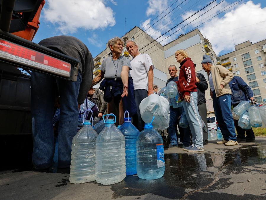 I residenti  di  Lysychansk fanno la fila per ricevere acqua potabile, la città controllata dalle truppe filo-russe nella regione di Luhansk. (REUTERS/Alexander Ermochenko)