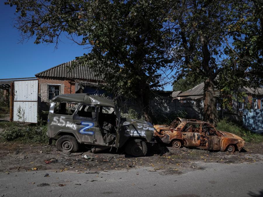 Auto russe distrutte nel villagio di Savyntsi, recentemente liberato dai militari ucraini, nella regione di  Kharkiv. (REUTERS/Gleb Garanich)