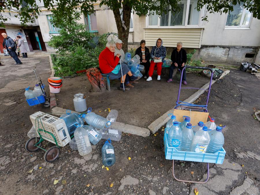 Alcuni residenti si riuniscono nel cortile di una casa a più piani  a Lysychansk, la città controllata dalle truppe filo-russe nella regione di Luhansk. (REUTERS/Alexander Ermochenko)