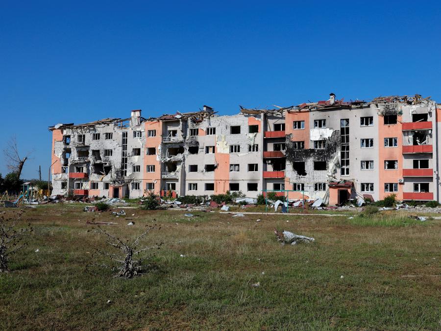 Una costruzione residenziale distrutta a Lysychansk, città controllata dalle truppe filo-russe nella regione di Luhansk. (REUTERS/Alexander Ermochenko)