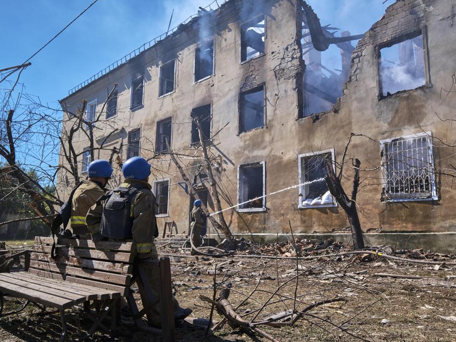 Soccorritori ucraini hanno spento un incendio dopo che un razzo ha colpito un edificio residenziale nella zona di Kurakhove a Donetsk. (EPA/Yevgen Honcharenko)