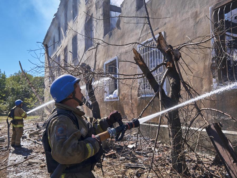 Soccorritori ucraini hanno spento un incendio dopo che un razzo ha colpito un edificio residenziale nella zona di Kurakhove a Donetsk. (EPA/Yevgen Honcharenko)