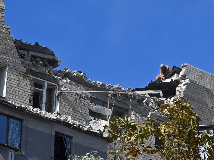 Il tetto di un edificio residenziale danneggiato dopo i bombardamenti a Kharkiv. (Photo by Sergey Bobok / AFP)