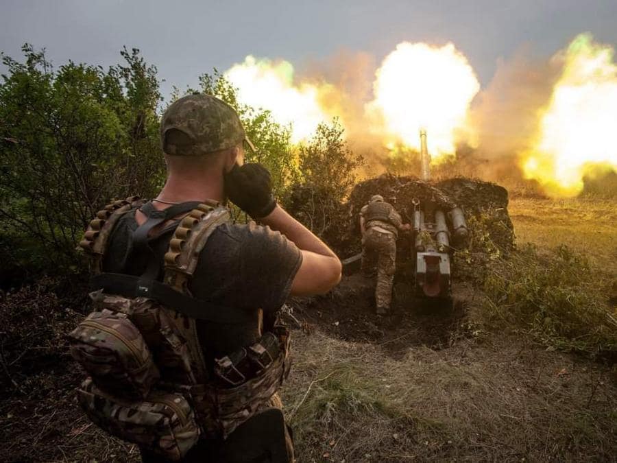 Gli artiglieri ucraini  sparano da un cannone lungo, in prima linea. (Foto di Stato maggiore delle forze armate dell’Ucraina / AFP)