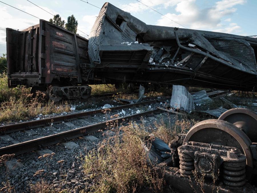 Un vagone cargo danneggiato, spazzato via da un attacco missilistico in uno scalo merci a Kharkiv. (Photo by Yasuyoshi Chiba / AFP)