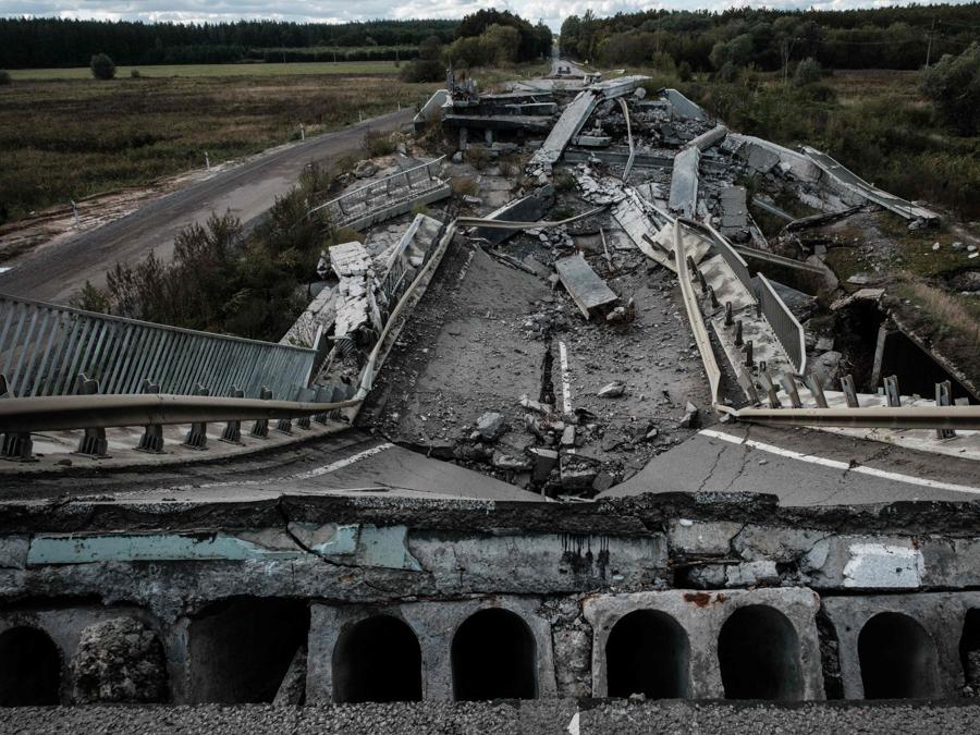 Un ponte distrutto vicino a Kytsivka, nella regione di Kharkiv. (Photo by Yasuyoshi Chiba / AFP)