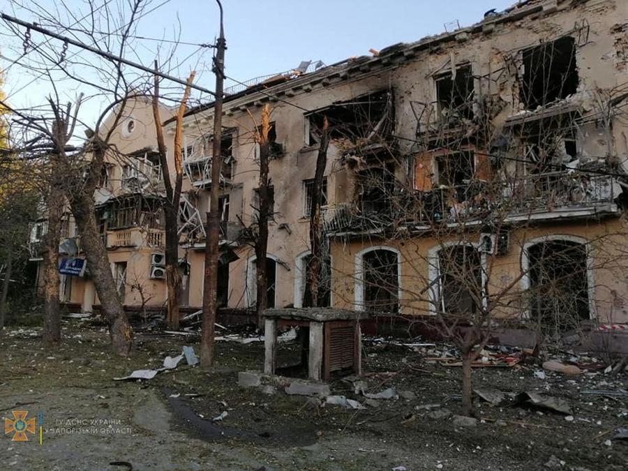 Un edificio danneggiato a seguito di un attacco missilistico a Zaporizhzhia. (State Emergency Services of Ukraine/Handout via REUTERS)