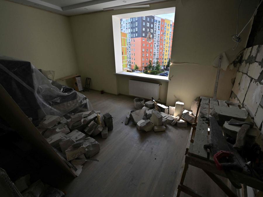 L’interno di un appartamento in riparazione in un condominio distrutto dai bombardamenti a Irpin, nella regione di Kiev, in previsione del freddo invernale. (Photo by Sergei SUPINSKY / AFP)