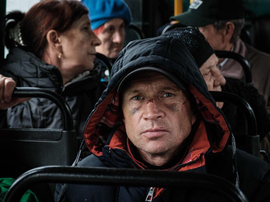 Un uomo della città di Kupiansk attende su un autobus per evacuare a Shevchenkove, nella regione di Kharkiv. (Photo by Yasuyoshi Chiba / AFP)