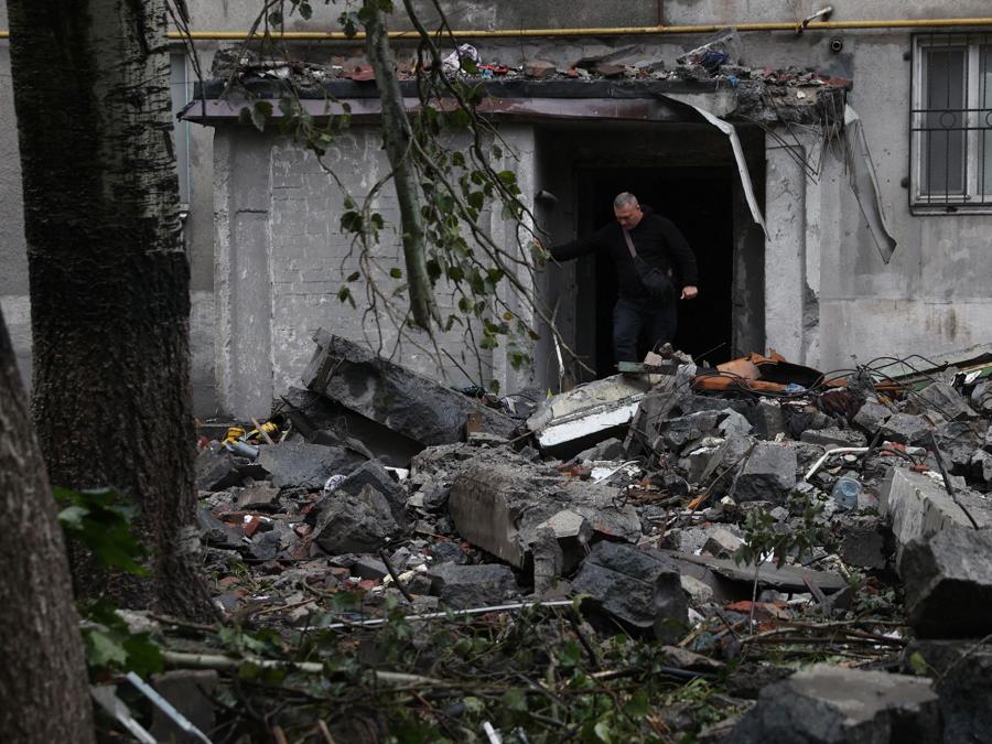 Un uomo lascia un edificio residenziale parzialmente distrutto dai bombardamenti nella città di Toretsk, nella regione di Donetsk. (Photo by Anatolii Stepanov / AFP)