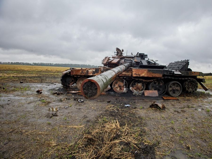 Un carro armato russo gravemente danneggiato nel distretto di Kupiansk Raion, Kharkiv Oblas. (EPA/Sergey Kozlov)