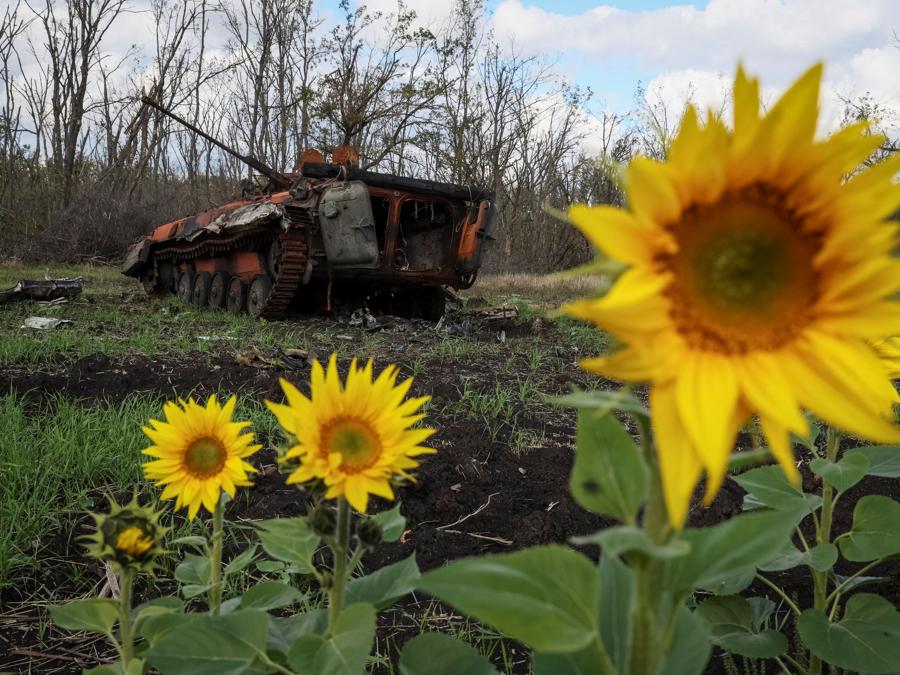 Un veicolo da combattimento della fanteria russa distrutto, vicino alla città di Izium, nella regione di Kharkiv. (REUTERS/Gleb Garanich)