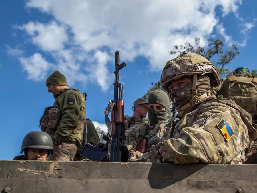 Militari ucraini viaggiano su un veicolo militare nella regione di Kharkiv. (REUTERS/Oleksandr Ratushniak)