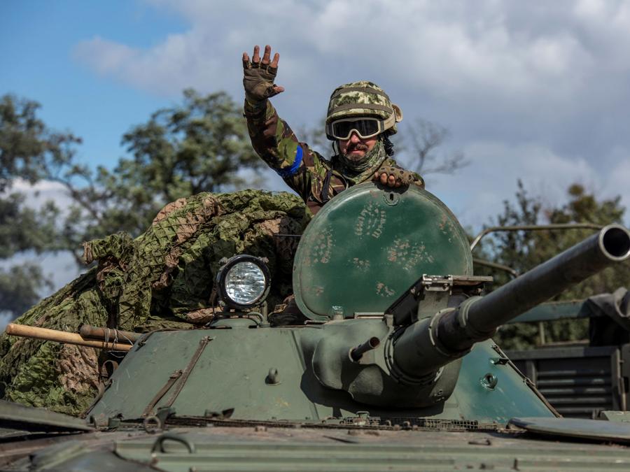 Un soldato ucraino saluta da un veicolo da combattimento corazzato,  nella regione di Kharkiv. (REUTERS/Oleksandr Ratushniak)