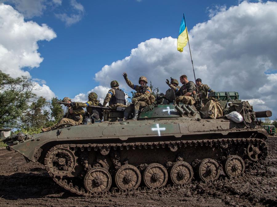 Soldati ucraini su un  veicolo da combattimento corazzato,  nella regione di Kharkiv. (REUTERS/Oleksandr Ratushniak)